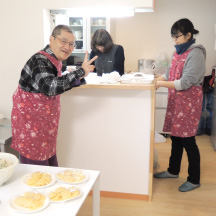 夕食会の準備をしています